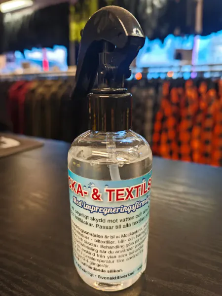 Mocka- & Textilspray&nbsp;Impregnering med silikon. For mokka og nubuck og andre tekstiler